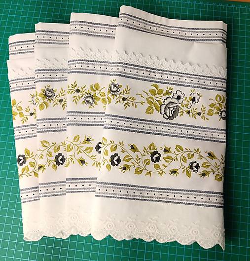 Kuchynská utierka bavlnená 45 × 70 cm – vidiecky vintage štýl, modré a sivé kvety, madeira, čipka, dekorácia do kuchyne