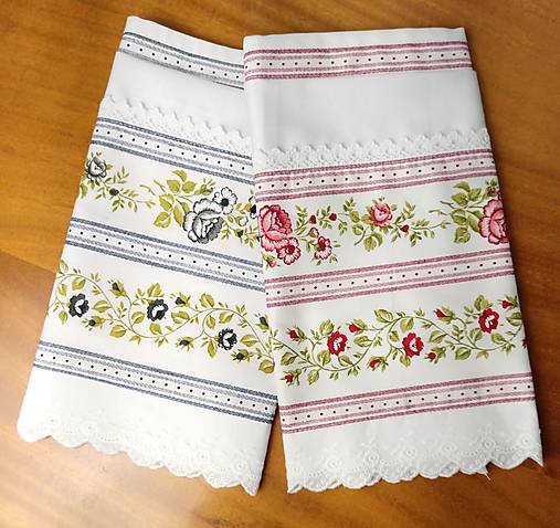 Kuchynská utierka bavlnená 45 × 70 cm – vidiecky vintage štýl, modré a sivé kvety, madeira, čipka, dekorácia do kuchyne