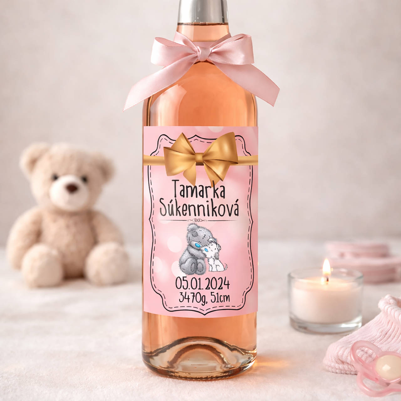 Samolepiaca etiketa "radostník" na víno/pálenku (macko so psíkom a zlatou mašľou)