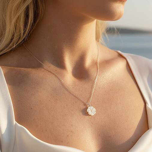 Náhrdelníky - Strieborný náhrdelník s kvetom z perlete - 18219351_