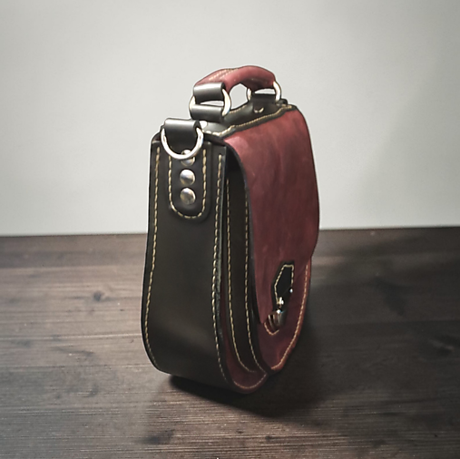 Dámska kožená kapsa