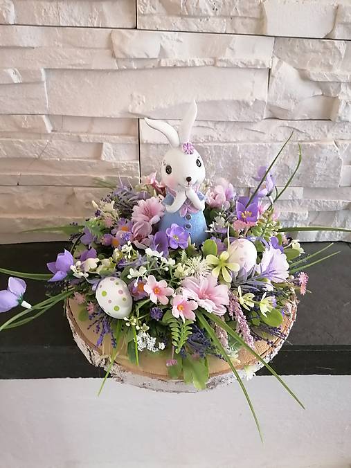 Dekorácie - Veľkonočná dekorácia so  zajačikom na drevenom podnose - 18219227_