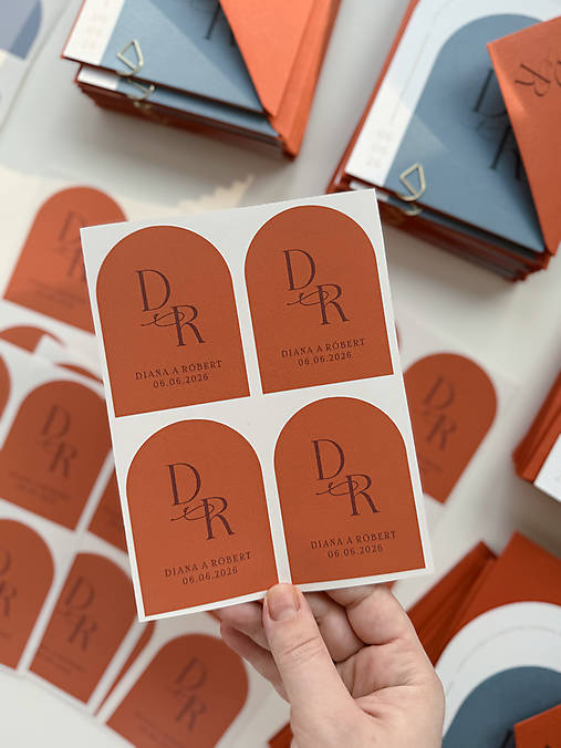 Úložné priestory & Organizácia - Nálepka Svadobné koláčiky polkruh iniciály tehlové - 18221906_