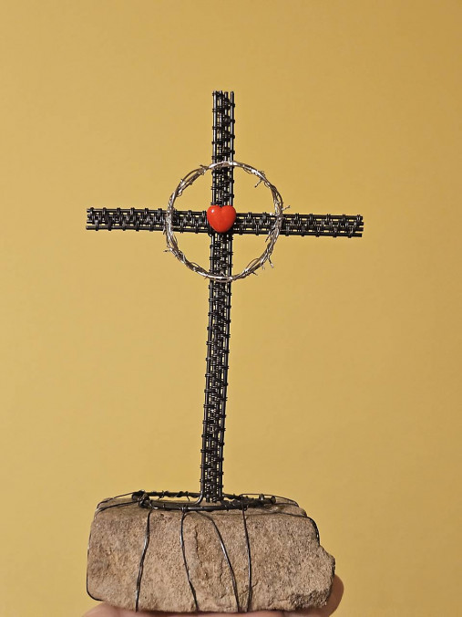 Dekorácie - Krížik na skale  - čierny s tŕňovou korunou (Čierny - 15.5 cm, kameň pravidelný) - 18222186_