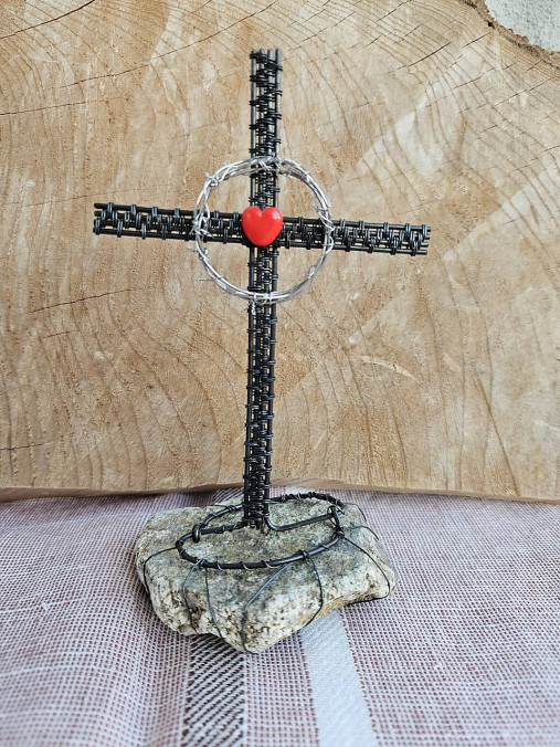 Dekorácie - Krížik na skale  - čierny s tŕňovou korunou (Čierny - 13.5 cm, kameň nepravidelný) - 18222206_