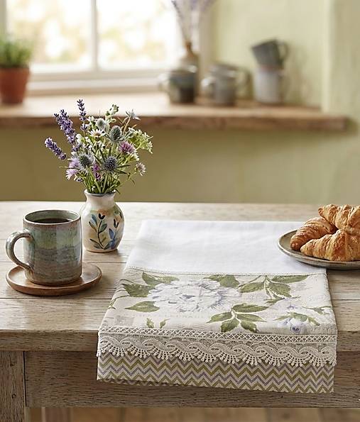 Bavlnená kuchynská utierka 45 × 70 cm – vintage kvety, zelené listy, čipka, vidiecky štýl
