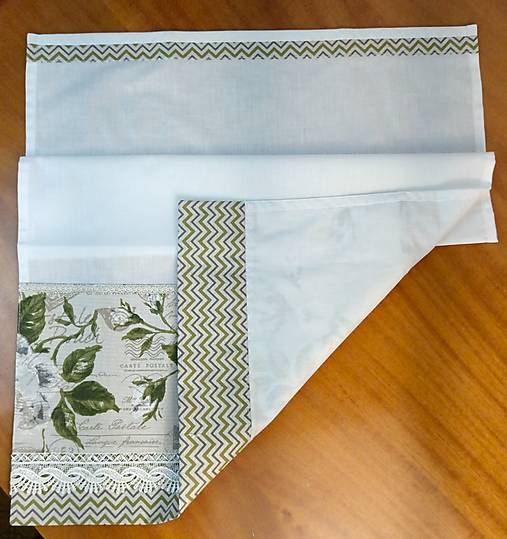 Bavlnená kuchynská utierka 45 × 70 cm – vintage kvety, zelené listy, čipka, vidiecky štýl