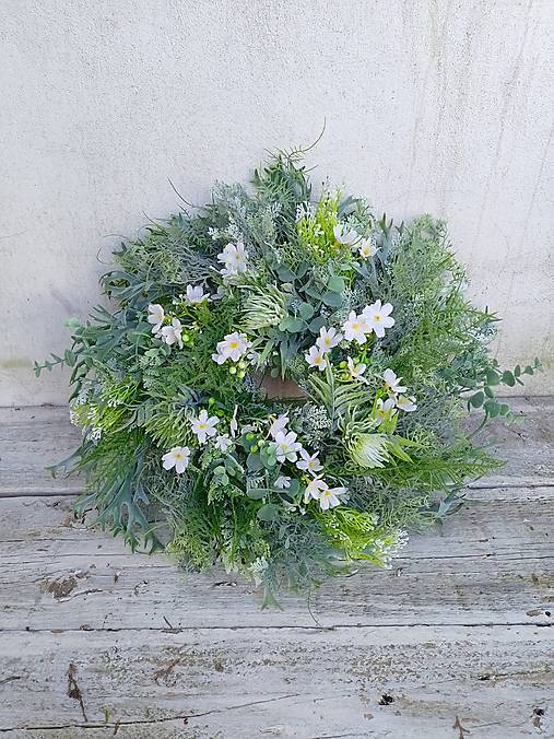 Dekorácie - Greenery veniec s bielymi kvietkami. - 18223687_