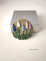 Brošne -  Brošňička s ručnou výšivkou na zelenom podklade - 18224461_