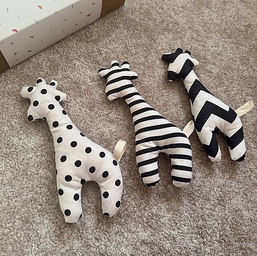 Hračky - Kontrastná hrkálka Žirafka pre bábätká - 18224293_