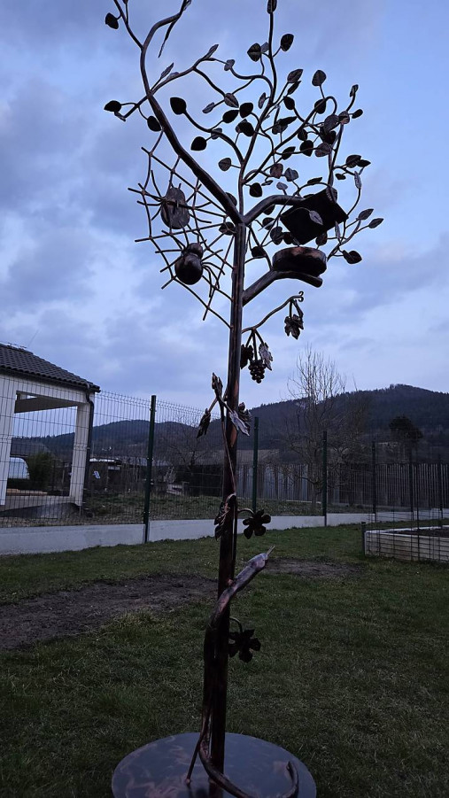 Dekorácie - Kovaný strom ´´STRÁŽCA TAJOMSTIEV´´ s vtáčou búdkou a obyvateľmi - 18224661_