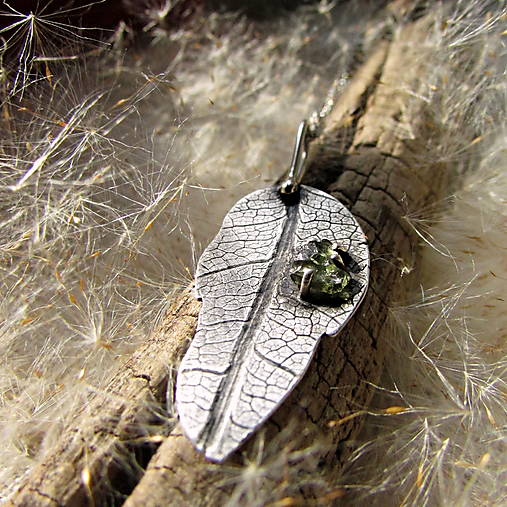 Náhrdelníky - Jabloňový lístok s vltavínom, strieborný prívesok - 18225739_