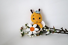 Hračky - Háčkovaná hrkálka včielka - 18227680_