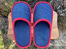 Ponožky, pančuchy, obuv - Veľké modré papuče s červeným lemom - 18227717_