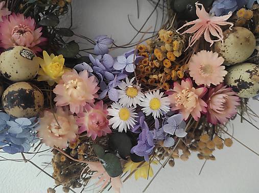 Ručne vyrábaný jarný veniec s prepeličími vajíčkami s hortenziou