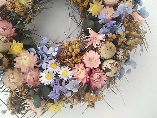 Ručne vyrábaný jarný veniec s prepeličími vajíčkami s hortenziou
