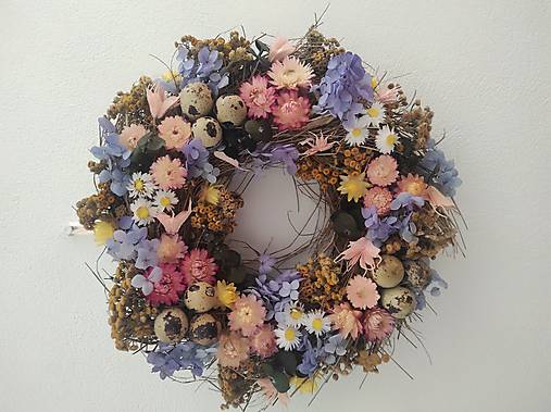 Ručne vyrábaný jarný veniec s prepeličími vajíčkami s hortenziou