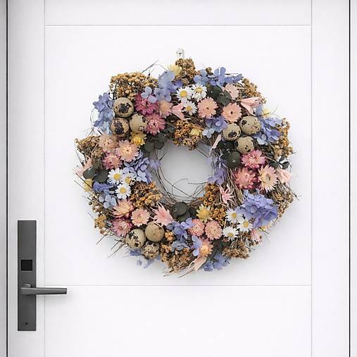 Ručne vyrábaný jarný veniec s prepeličími vajíčkami s hortenziou