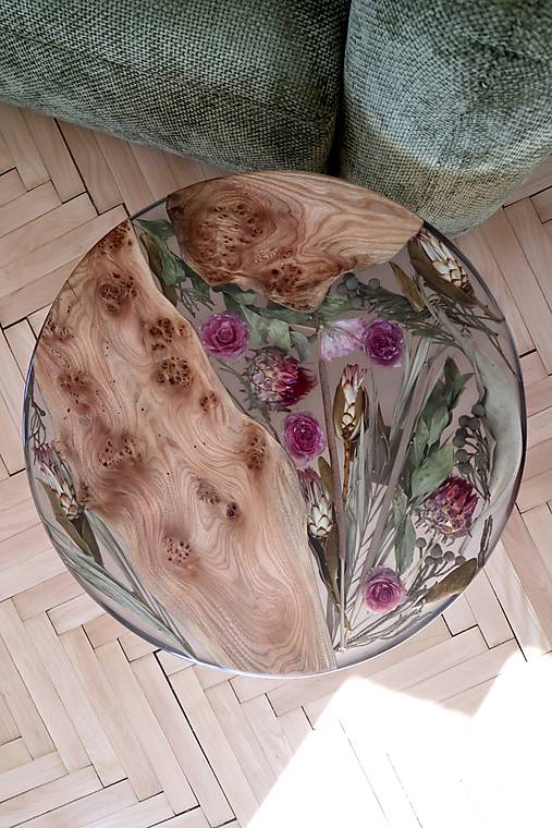 Nábytok - Dizajnový epoxidový stolík s kvetmi - 18227947_