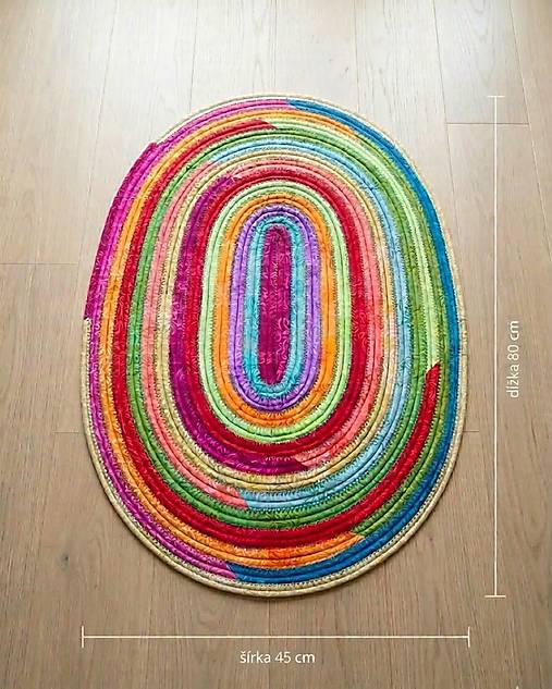 Pestrofarebný oválny koberec – ručne šitý farebný akcent do vášho interiéru.
