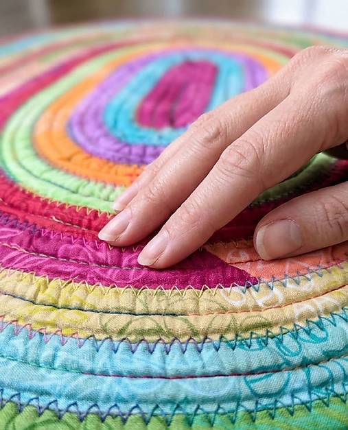 Pestrofarebný oválny koberec – ručne šitý farebný akcent do vášho interiéru.