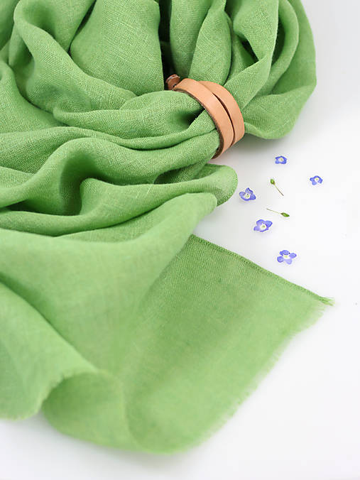 Jemná hráškovozelená ľanová šatka z priesvitného 100% ľanu