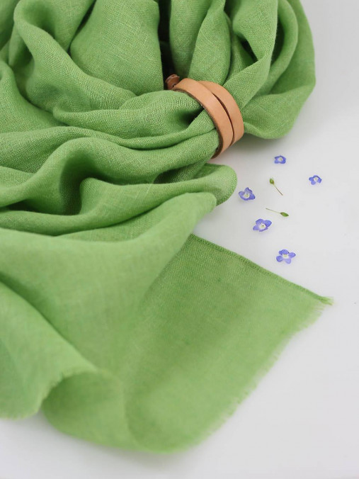 Jemná hráškovozelená ľanová šatka z priesvitného 100% ľanu