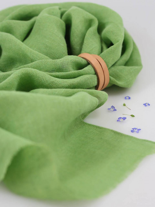 Jemná hráškovozelená ľanová šatka z priesvitného 100% ľanu