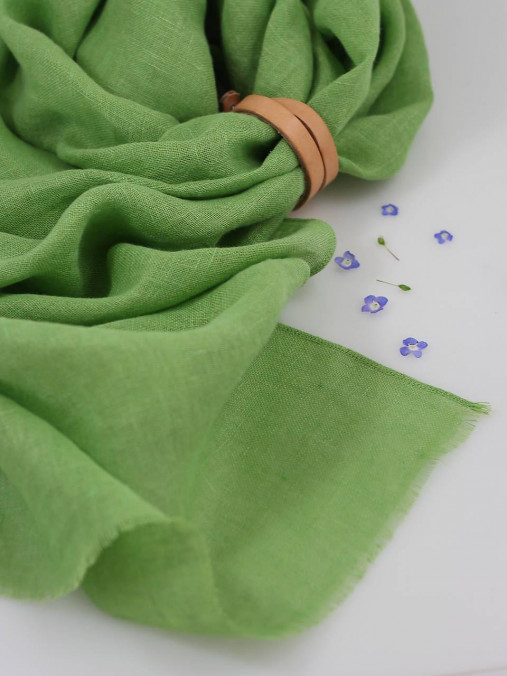 Jemná hráškovozelená ľanová šatka z priesvitného 100% ľanu