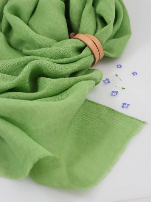 Jemná hráškovozelená ľanová šatka z priesvitného 100% ľanu