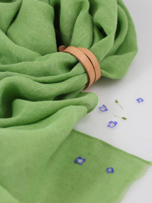 Jemná hráškovozelená ľanová šatka z priesvitného 100% ľanu