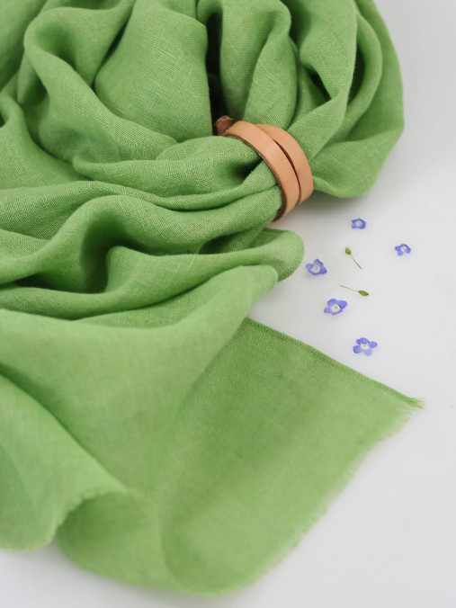 Jemná hráškovozelená ľanová šatka z priesvitného 100% ľanu