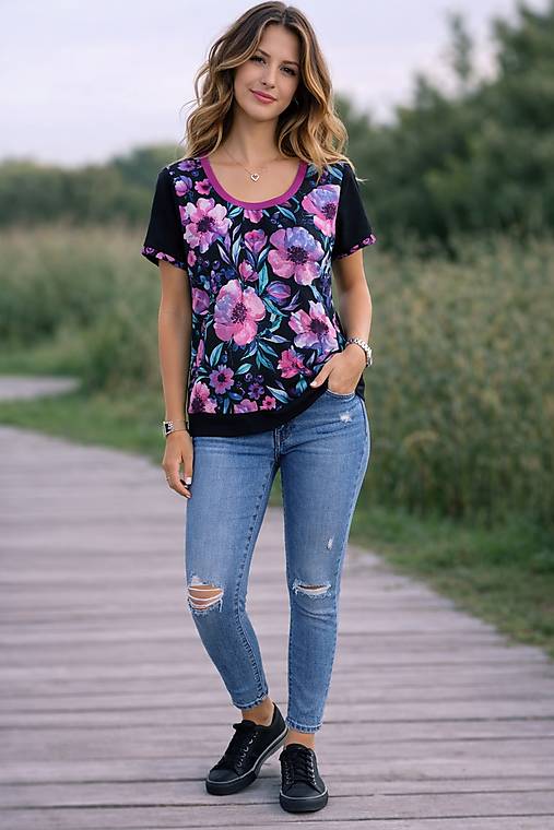 Topy, tričká, tielka - Dámské tričko - květy na černé (bavlna) - 18229058_