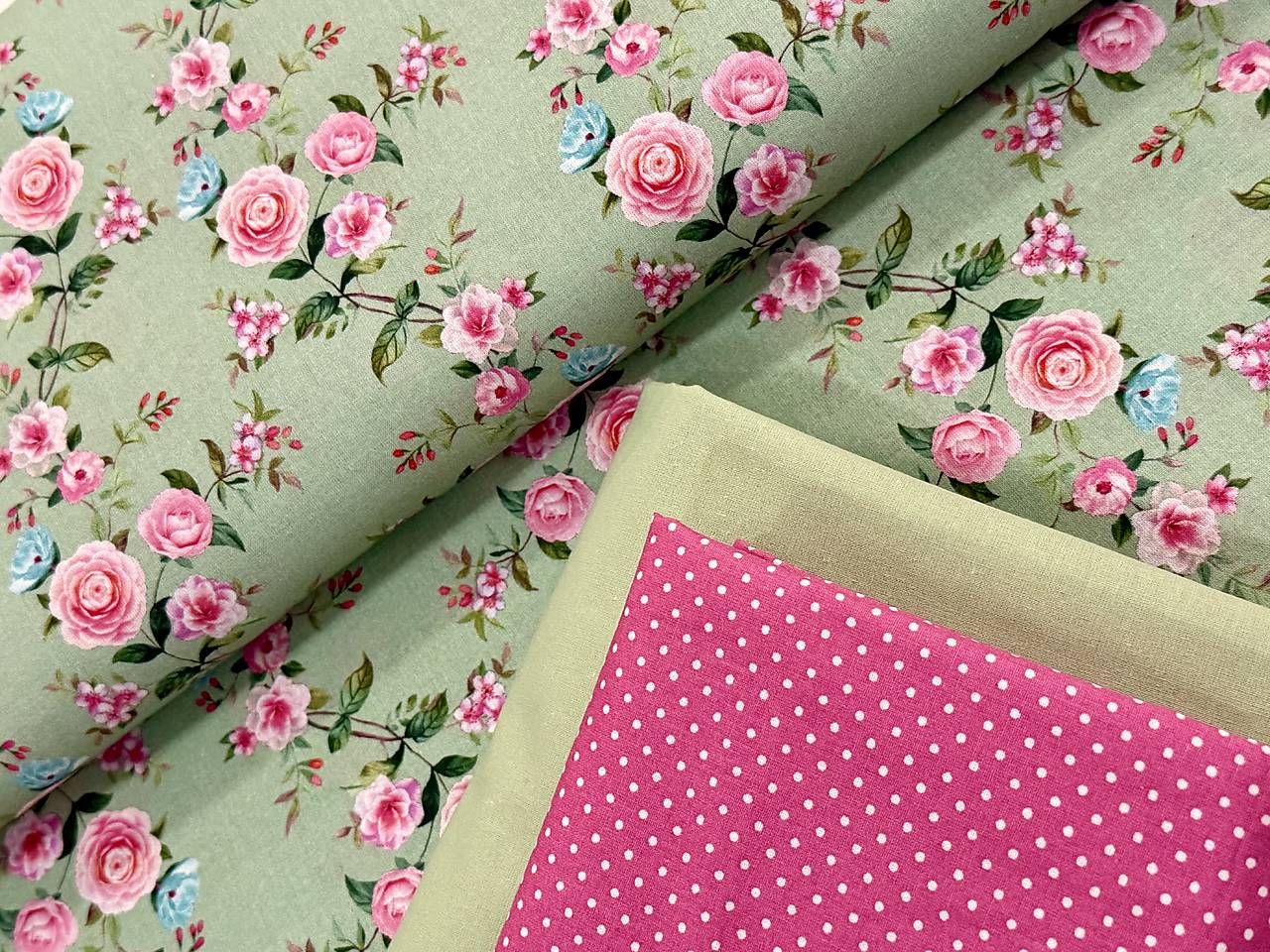 100% BAVLNA / RUŽIČKY NA ZELENEJ