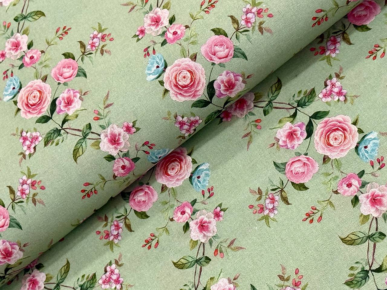 100% BAVLNA / RUŽIČKY NA ZELENEJ