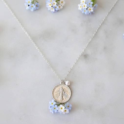 Náhrdelníky - Strieborný náhrdelník s Pannou Máriou a perlou - 18228827_