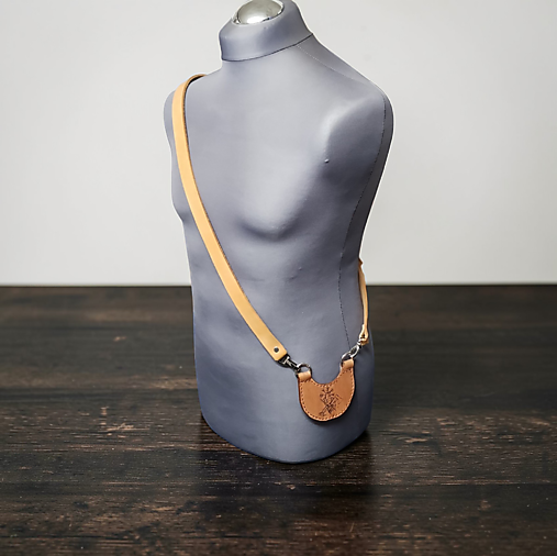 Kožený popruh na zavesenie púzdra s nožom.