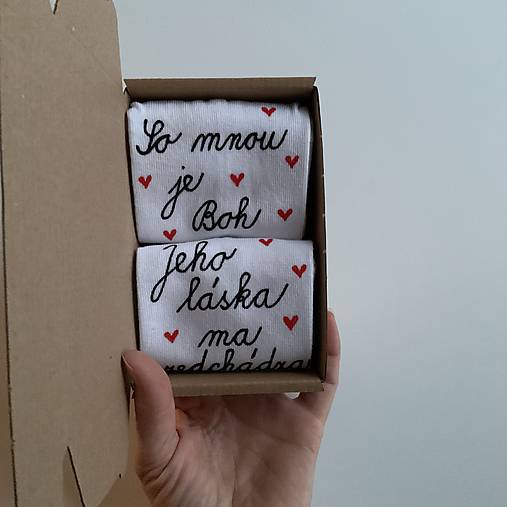 Motivačné maľované ponožky s nápisom: ”So mnou je Boh, jeho láska ma predchádza!” 