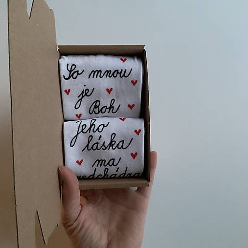 Motivačné maľované ponožky s nápisom: ”So mnou je Boh, jeho láska ma predchádza!” 