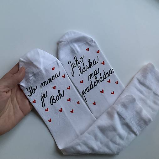 Motivačné maľované ponožky s nápisom: ”So mnou je Boh, jeho láska ma predchádza!” 