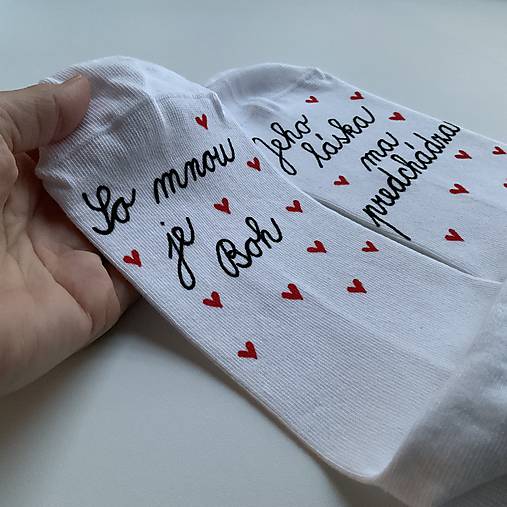 Motivačné maľované ponožky s nápisom: ”So mnou je Boh, jeho láska ma predchádza!” 