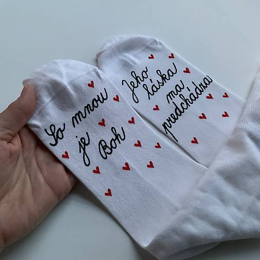 Motivačné maľované ponožky s nápisom: ”So mnou je Boh, jeho láska ma predchádza!” 