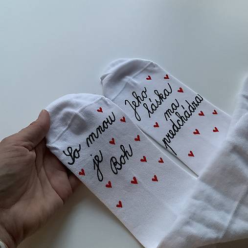 Motivačné maľované ponožky s nápisom: ”So mnou je Boh, jeho láska ma predchádza!” 