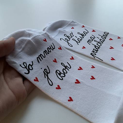 Motivačné maľované ponožky s nápisom: ”So mnou je Boh, jeho láska ma predchádza!” 