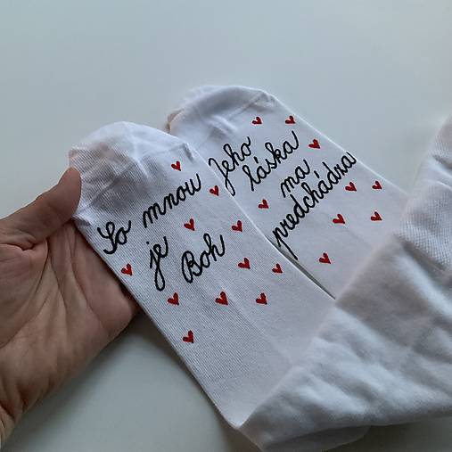 Motivačné maľované ponožky s nápisom: ”So mnou je Boh, jeho láska ma predchádza!” 