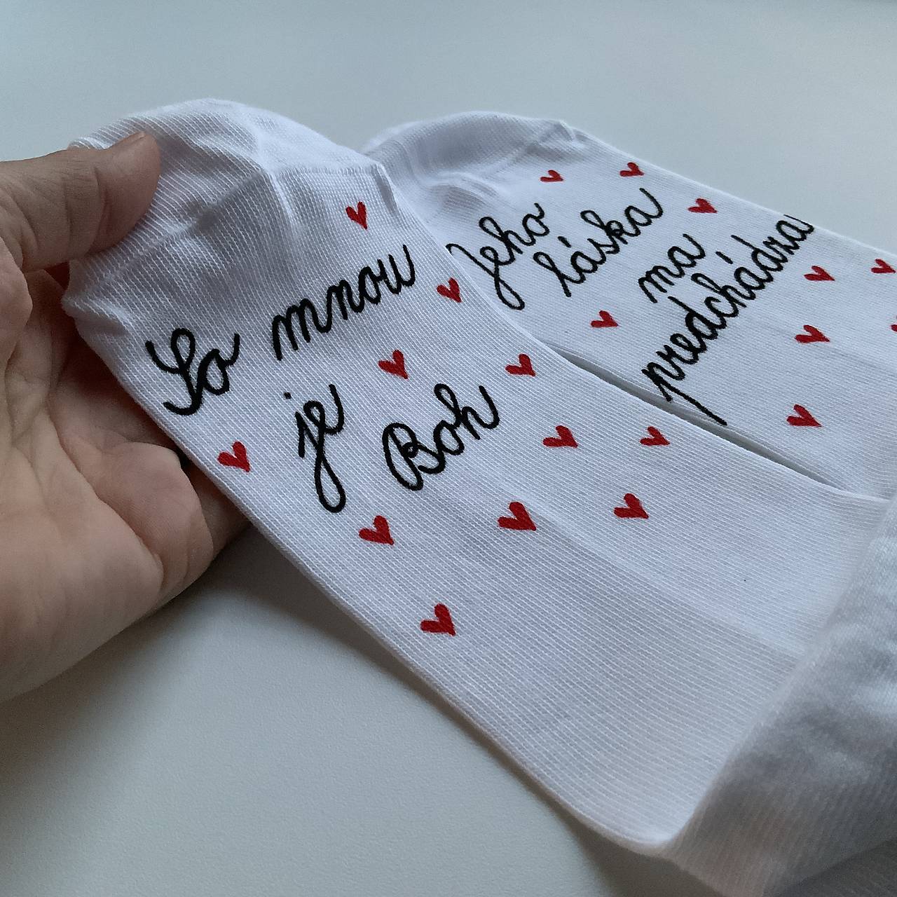 Motivačné maľované ponožky s nápisom: ”So mnou je Boh, jeho láska ma predchádza!” 