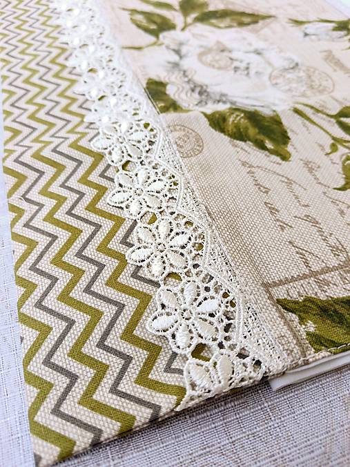 Bavlnená kuchynská utierka 45 × 70 cm – vintage kvety, zelené listy, čipka, vidiecky štýl