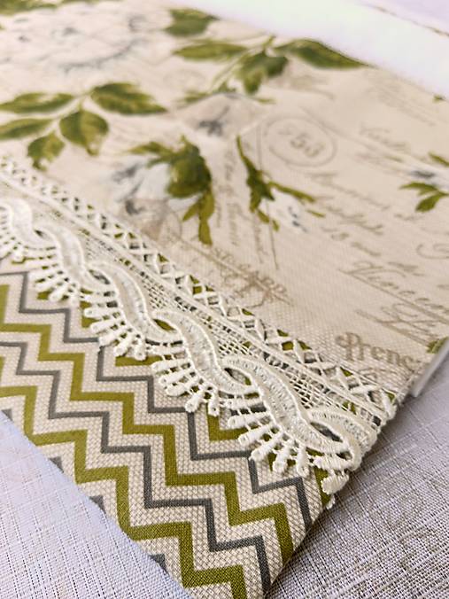 Bavlnená kuchynská utierka 45 × 70 cm – vintage kvety, zelené listy, čipka, vidiecky štýl