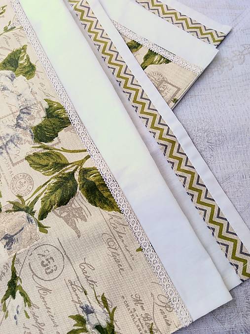 Bavlnená kuchynská utierka 45 × 70 cm – vintage kvety, zelené listy, čipka, vidiecky štýl