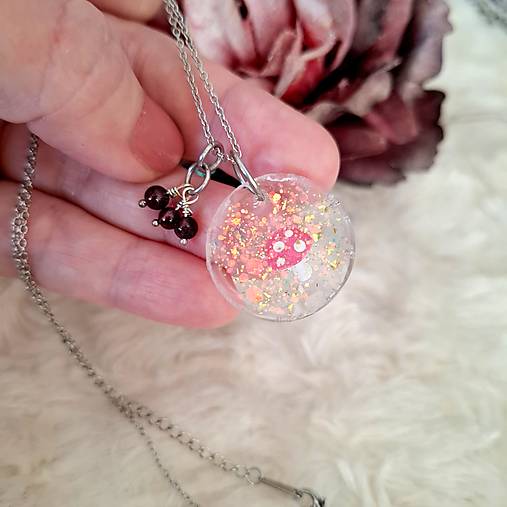 Muchotrávka / nežný šperk s granátom